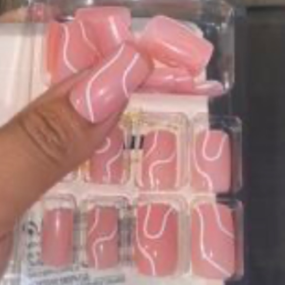 Pink press on nails - Picture 4 of 5